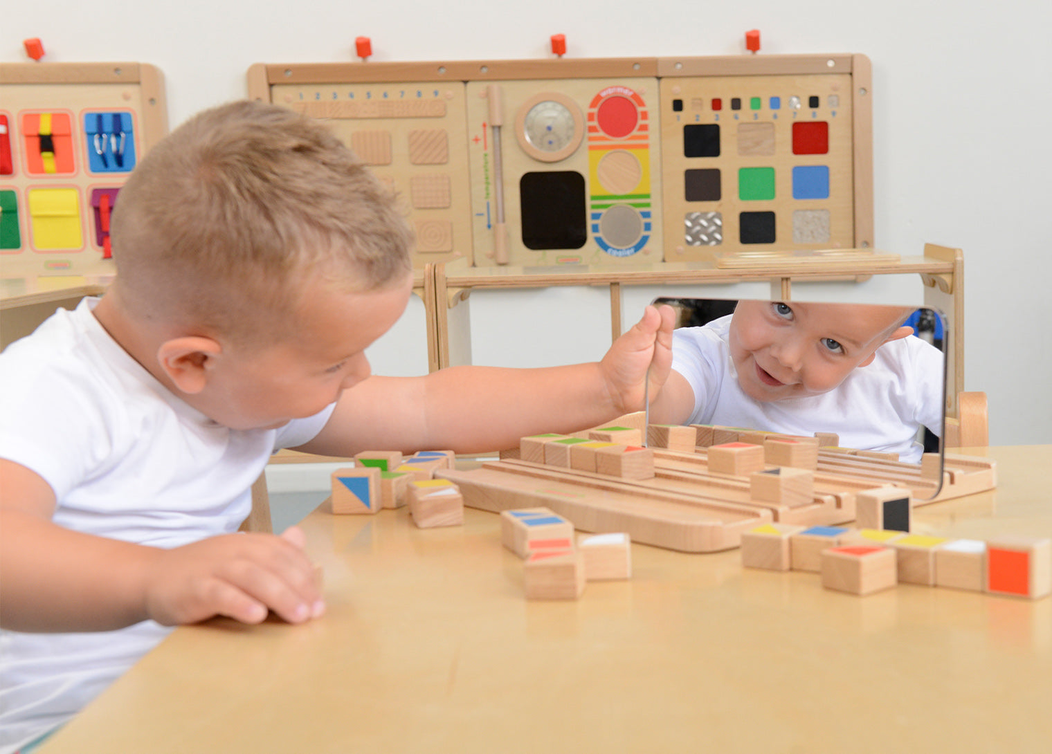 Quadro didático STEM aprendizagem com reflexão em espelho