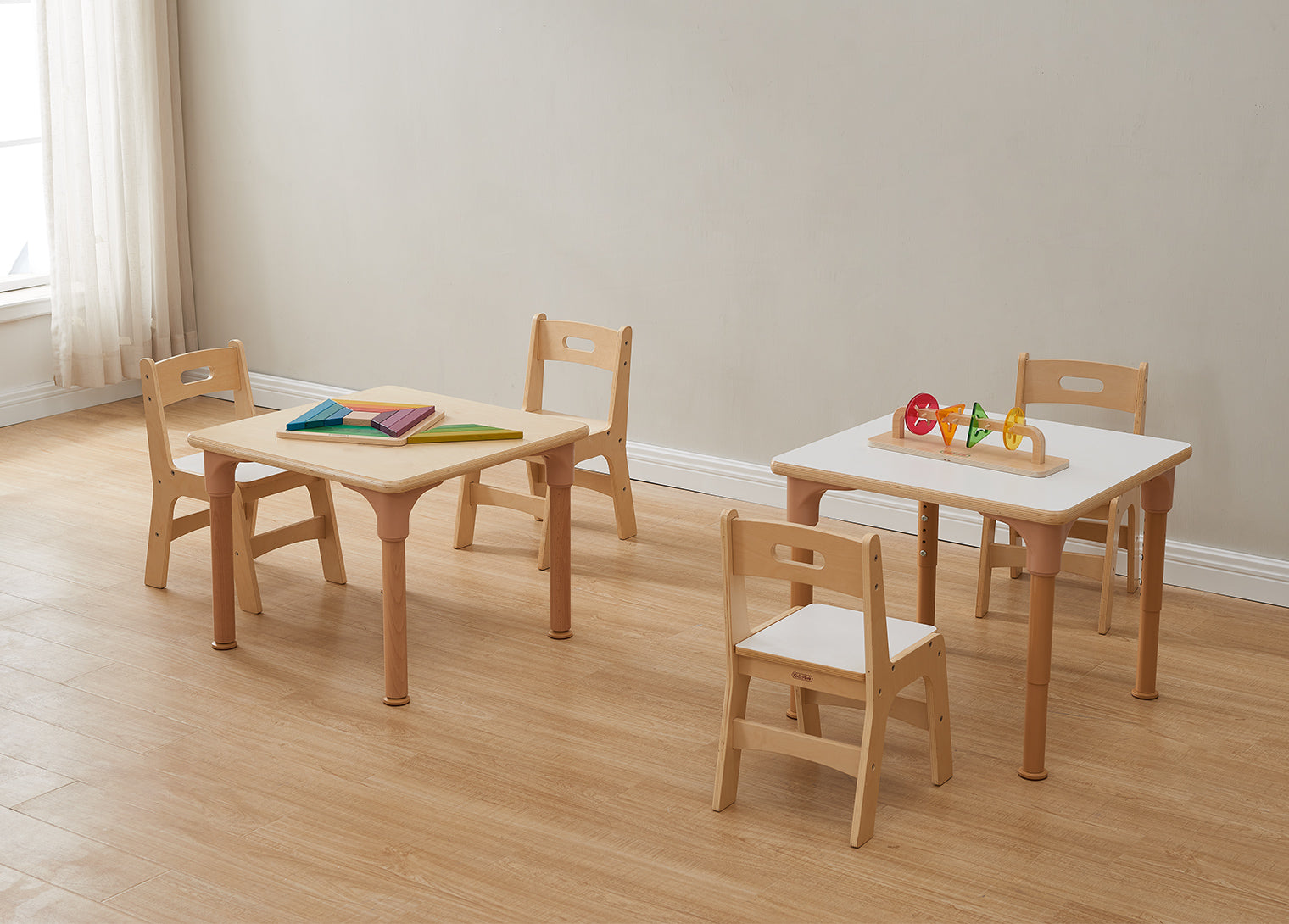 Mesa quadrada regulável Alrik tampo branco 600 x 600 mm - Sílaba