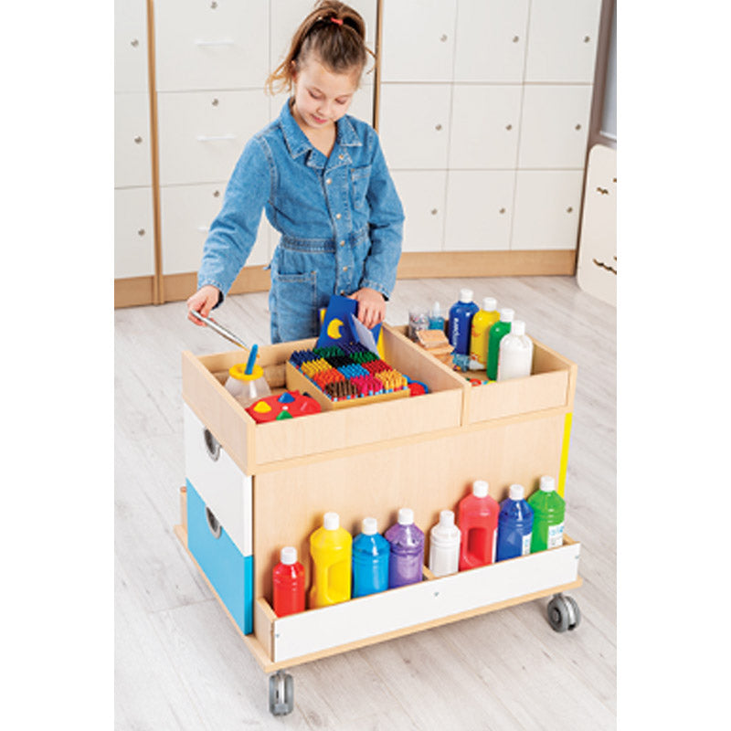 criança com carrinho para artes
