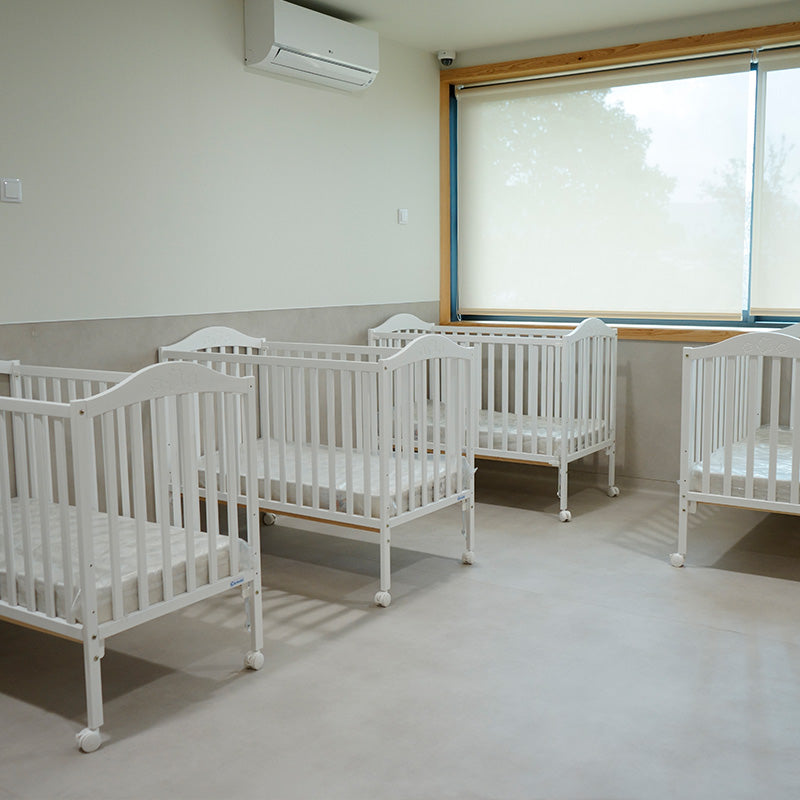 Cuna de madera blanca