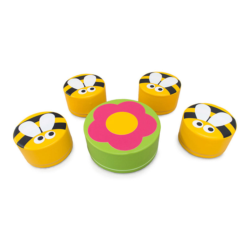 Mesa de flores con 4 taburetes en forma de abeja.