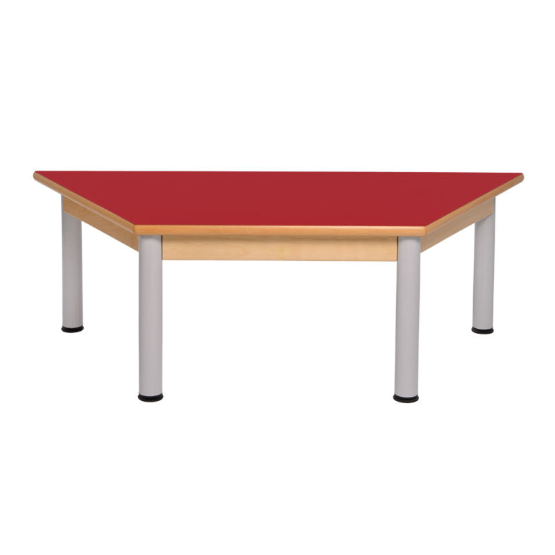 Mesa trapezoidal com estrutura de madeira e pernas metálicas