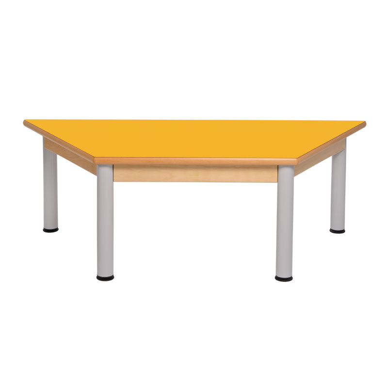 Mesa trapezoidal com estrutura de madeira e pernas metálicas
