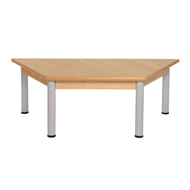 Mesa trapezoidal com estrutura de madeira e pernas metálicas