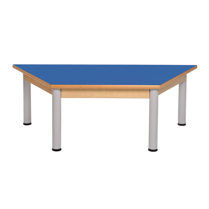 Mesa trapezoidal com estrutura de madeira e pernas metálicas