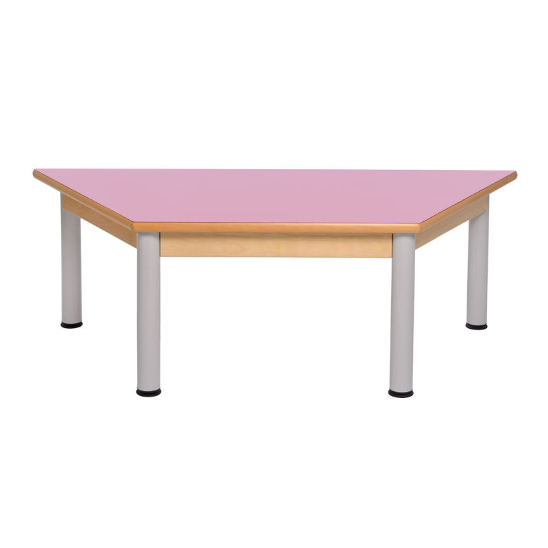 Mesa trapezoidal com estrutura de madeira e pernas metálicas