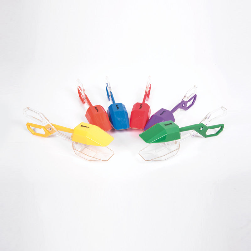 Juego de 6 pinzas de plástico de colores con forma de tijeras.