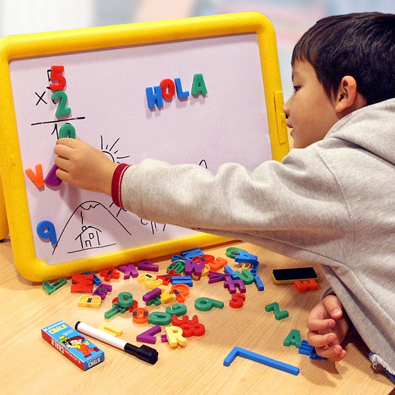 Pizarra magnética doble con letras y números.