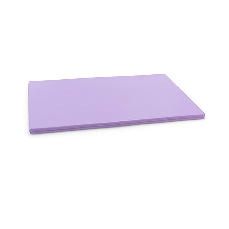 Esterilla de ejercicios de color lila con base antideslizante.