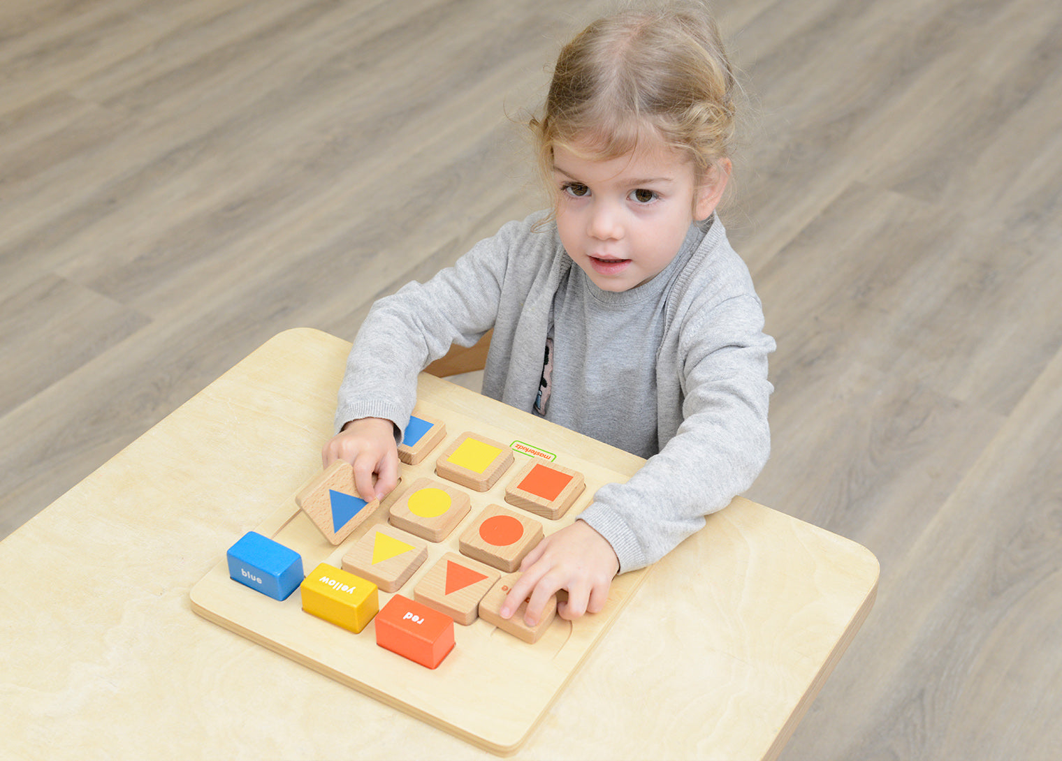 Quadro didático associação de formas e cores