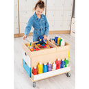 criança com carrinho para artes