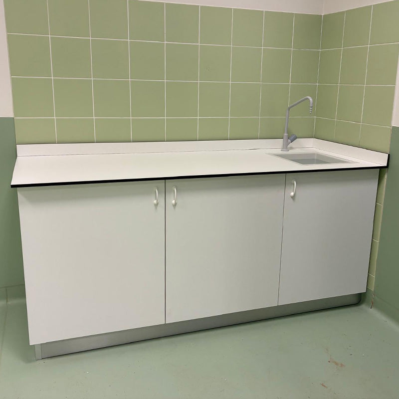 Bancada em melamina com pio, escorredor em inox, torneira e armário inferior 150x60x90cm - Sílaba