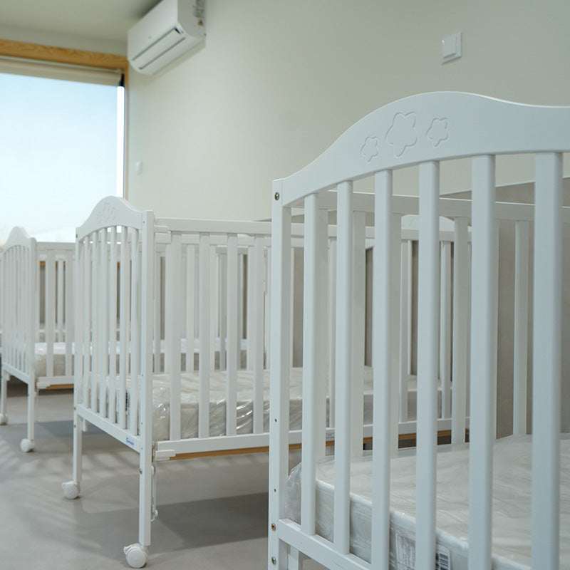 Cuna de madera blanca