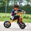 Criança em triciclo médio com pedais