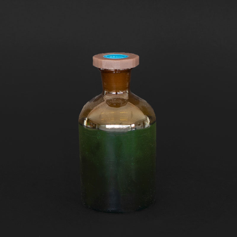 Botella de vidrio ámbar con boca estrecha y tapón de PE.