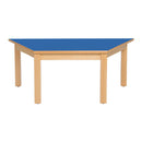 Mesa trapezoidal com estrutura de madeira e perna em madeira