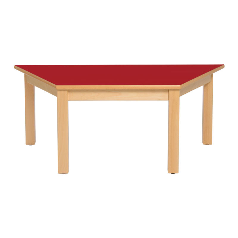 Mesa trapezoidal com estrutura de madeira e perna em madeira