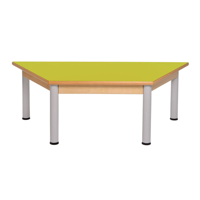 Mesa trapezoidal com estrutura de madeira e pernas metálicas