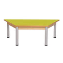 Mesa trapezoidal com estrutura de madeira e pernas metálicas