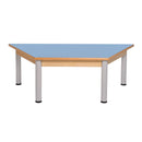 Mesa trapezoidal com estrutura de madeira e pernas metálicas