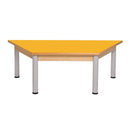 Mesa trapezoidal com estrutura de madeira e pernas metálicas