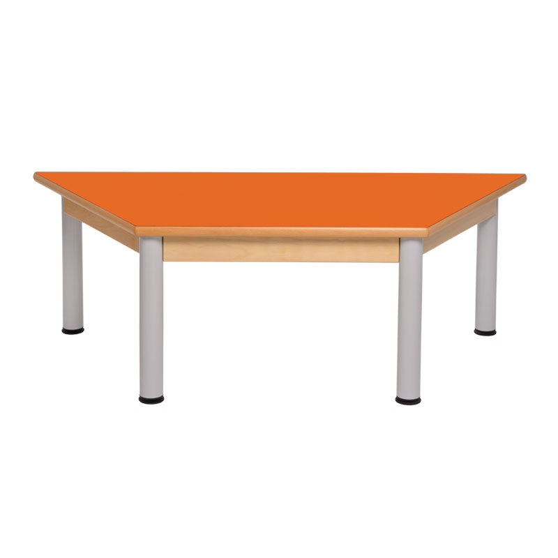 Mesa trapezoidal com estrutura de madeira e pernas metálicas