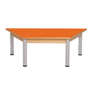 Mesa trapezoidal com estrutura de madeira e pernas metálicas