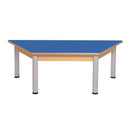 Mesa trapezoidal com estrutura de madeira e pernas metálicas