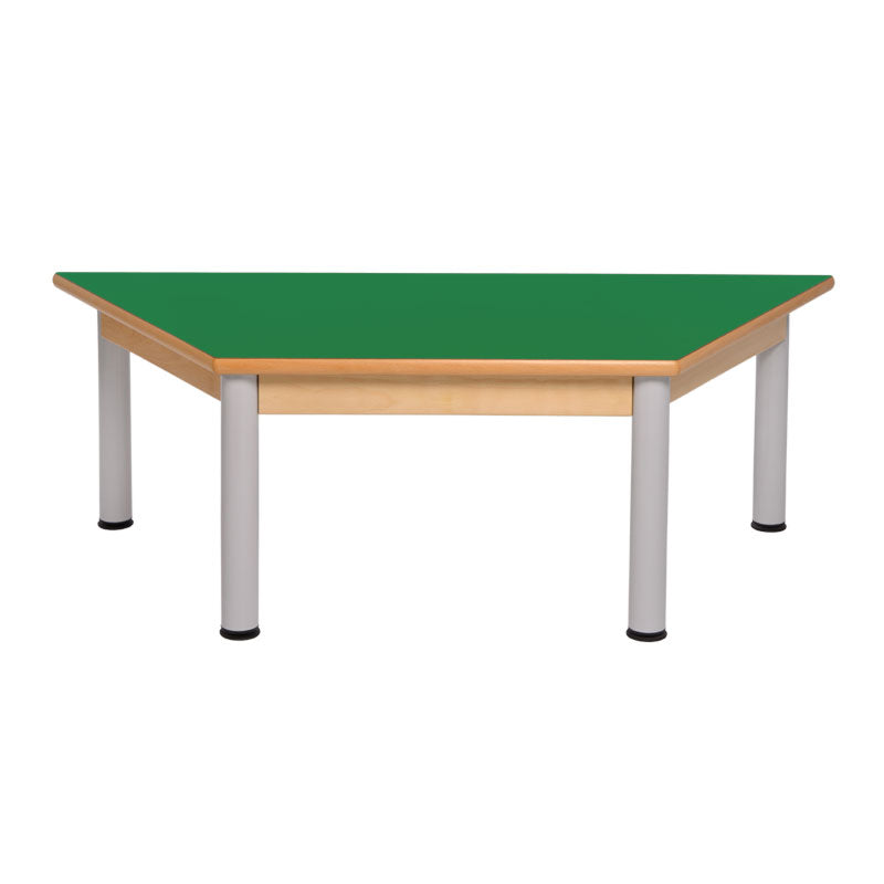 Mesa trapezoidal com estrutura de madeira e pernas metálicas