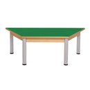 Mesa trapezoidal com estrutura de madeira e pernas metálicas