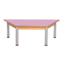 Mesa trapezoidal com estrutura de madeira e pernas metálicas