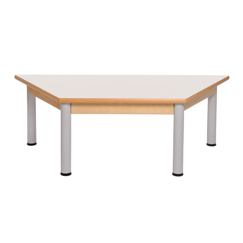 Mesa trapezoidal com estrutura de madeira e pernas metálicas